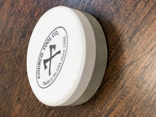 Does this sharpening puck need to be soaked in water before use or should honing oil be used?