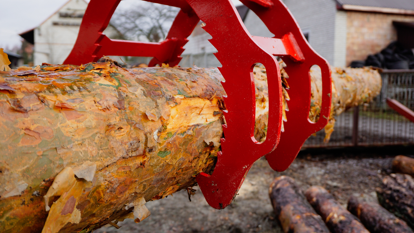 What is the minimum log diameter capacity of the Remet G600D log tongs when fully closed?